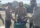 Salut, Personel Polres Blitar Bersihkan Sampah Usai Layanan Pengamanan Aksi Unjuk Rasa